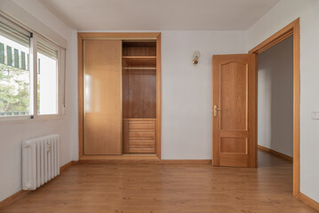 Built-in wardrobes can range from modern, minimalist styles, with smooth doors and neutral-colored finishes, to more traditional designs with moldings and details