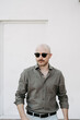 © Michaela Begsteiger - Mann, 40, mit Glatze und Sonnenbrille