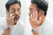 © aijiro - スキンケアをするミドル男性　ビューティーイメージ