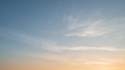 Canvas Print - Beautiful 4K Timelapse of beautiful sunset sky with pastel blue and orange and wispy clouds