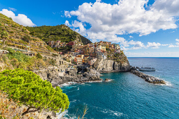 Wall Mural - Blick auf Manarola an der Mittelmeerküste in Italien