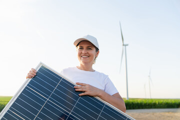 Aufkleber - Woman wearing white cap and t-shirt holds solar panel