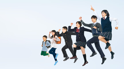 Poster - ジャンプ、入試、受験、受験生、学生、合格、制服、高校生、中学生、小学生、スタート、教育、学校、男子、女子、日本人、通学、希望、部活、応援、アクティブ、元気、笑顔、ゴール、目標、成功、サクセス、成長、チャレンジ、挑戦、達成、学習塾、予備校、勉強、走る、ダッシュ、飛び出す、キャンペーン、若い、Z世代、新入生、青春、全身、グループ、白バック、切り抜き、バナー、広告、コピースペース、人物