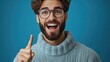 © Fotograf - A smiling person with a beard and glasses giving a thumbs up, perfect for expressing approval or agreement in various contexts