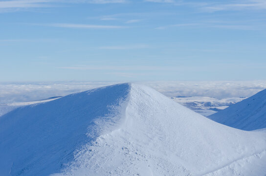 Le Puy de Sancy dans le Mont-Dore en Auvergne pendant l'hiver avec plein de neige
