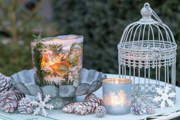 Wall Mural - Winter-Arrangement mit Eislaterne, Windlicht, Zapfen und vintage Vogelkäfig