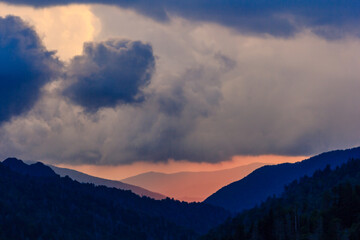 Wall Mural - the sky is cloudy and the sun is setting