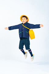 Poster - ジャンプ、子供、園児、男の子、少年、幼稚園、保育園、日本人、元気、飛び出す、成長、通園、飛躍、幼児、制服、男子、キッズ、私立、園児服、スモッグ、子供服、飛ぶ、躍動感、アクティブ、アクション、挑戦、チャレンジ、目標、ポジティブ、やる気、喜ぶ、嬉しい、楽しい、バッグ、カバン、帽子、遊ぶ、ダンス、入園、写真、笑顔、広告、切り抜き、白バック、全身、コピースペース、ファッション、おしゃれ、アパレル、人物