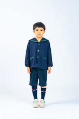 Aufkleber - 子供、男の子、スモック、制服、幼稚園、保育園、私立、小学生、男子、幼児、キッズ、立つ、全身、遠足、子ども、児童、教育、正面、白バック、切り抜き、元気、一人、園児、小学校、少年、整列、コピースペース、日本人、かわいい、学生服、子供服、証明写真、記念写真、写真館、ポートレート、こども、シリアス、真剣、半ズボン、待機児童、しつけ、おとなしい、賢い、ファッション、おしゃれ、アパレル、小さい、建築パース、添