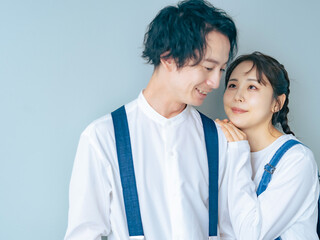 Poster - カップル、ブライダル、ウェディング、夫婦、カップルフォト、カジュアル、日本人、おしゃれ、デニム、アメリカン、カントリー、ジーンズ、ファッション、スタイリッシュ、ノームコア、男性、女性、男女、新郎、新婦、ファミリー、写真館、フォトスタジオ、前撮り、コピースペース、広告、アパレル、サロペット、オーバーオール、ブルー、シンプル、笑顔、仲良し、ライフスタイル、コーデ、支える、絆、結婚、婚活、彼氏、彼女、ウ