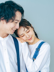 Poster - カップル、ブライダル、ウェディング、夫婦、カップルフォト、カジュアル、日本人、おしゃれ、デニム、アメリカン、カントリー、ジーンズ、ファッション、スタイリッシュ、ノームコア、男性、女性、男女、新郎、新婦、ファミリー、写真館、フォトスタジオ、前撮り、コピースペース、広告、アパレル、サロペット、オーバーオール、ブルー、シンプル、笑顔、仲良し、ライフスタイル、コーデ、支える、絆、結婚、婚活、彼氏、彼女、ウ