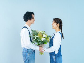Poster - カップル、ウェディング、新婦、花束、カップルフォト、ブライダル、前撮り、カジュアル、おしゃれ、ファッション、夫婦、男女、男性、女性、デニム、ジーンズ、ノームコア、シンプル、清潔感、カントリー、田舎、アメリカン、ブーケ、農家、農業、牧場、結婚、結婚式、婚活、仲良し、新郎、日本人、キレイめ、笑顔、幸せ、ハッピー、ロマンチック、コピースペース、広告、ナチュラル、ペア、支える、愛情、サポート、恋愛、ライフ