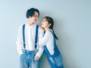 Poster - カップル、ブライダル、ウェディング、座る、カップルフォト、カジュアル、おしゃれ、ファッション、前撮り、結婚式、夫婦、恋人、男性、女性、日本人、デニム、ジーンズ、シンプル、ノームコア、清潔感、コピースペース、広告、笑顔、新郎、新婦、花嫁、カントリー、アメリカン、アパレル、20代、30代、ファミリー、仲良し、爽やか、美容、スキンケア、エステ、サロン、オーバーオール、ポートレート、若い、フォトスタジオ、