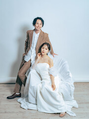 Poster - ブライダル、結婚、ウエディング、新婦、新郎、ウェディング、ポートレート、前撮り、かっこいい、クール、婚活、結婚式、ウェディングドレス、婚礼、フォト、スタジオ、写真館、座る、フォーマル、花束、パートナー、チームワーク、支える、サポート、お洒落、ファッション、ドレス、美容、モデル、スーツ、タキシード、美男美女、男性、女性、花嫁、花婿、カップル、日本人、カジュアル、シリアス、若い、新婚、20代、30代、