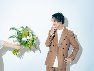 Poster - ブライダル、ウェディング、男性、新郎、花婿、ウエディング、前撮り、プロポーズ、照れる、婚活、告白、モテる、イケメン、モテモテ、カジュアル、スーツ、タキシード、若い、20代、30代、プレゼント、ブーケ、花束、広告、コピースペース、写真館、フォトスタジオ、フォト、結婚、結婚式、渡す、ハンサム、美容、ファッション、困る、悩む、ジューンブライド、お祝い、祝福、日本人、ポートレート、ミドル、笑顔、ウインク、