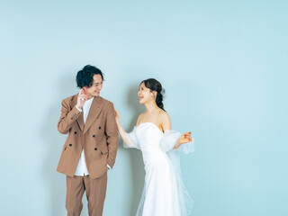 Poster - カップル、ウェディング、ブライダル、新郎、新婦、ブライダルフォト、ウェディングフォト、前撮り、ドレス、ウエディング、スタジオ、ハッピー、日本人、結婚、婚活、結婚式、甘える、甘い、幸せ、若い、20代、30代、ジューンブライド、白バック、広告、コピースペース、タキシード、セルフ、男性、女性、男女、花嫁、笑顔、爽やか、愛情、透明感、清潔感、シンプル、ポートレート、仲良し、パートナー、マッチング、嬉しい、