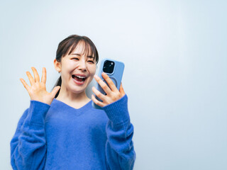 Poster - 笑顔、スマホ、女性、キャンペーン、セール、プレゼント、驚く、喜ぶ、嬉しい、アプリ、ラッキー、チャンス、ゲーム、ゲット、当選、合格、勝利、達成、SNS、メール、成功、びっくり、期待、婚活、マッチング、若い、主婦、ビデオ通話、日本人、スマートフォン、ソーシャルメディア、動画、ポイント、クーポン、ECサイト、eコマース、DX、デジタル、データ、会話、チャット、ライブ、配信、楽しい、コピースペース、広告、