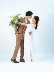 Poster - ブライダル、ウェディング、結婚、新郎、新婦、前撮り、カップル、フォト、婚活、ドレス、ブーケ、スタジオ、写真館、セルフ、ハグ、結婚式、フォトスタジオ、フォトウェディング、自撮り、男女、日本人、男性、女性、カップルフォト、笑顔、広告、コピースペース、白バック、切り抜き、ハッピー、幸せ、夫婦、挙式、披露宴、ファッション、カジュアル、シンプル、花嫁、スーツ、おしゃれ、花束、ウエディング、ポートレート、ビュ