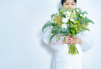 Poster - ブライダル、ウェディング、女性、花嫁、ブーケ、新婦、ドレス、ソロ、一人、フォト、新婚、写真、セルフ、前撮り、美人、美容、スキンケア、コスメ、化粧品、ビューティー、フラワーアレンジメント、花束、ウエディング、結婚、婚活、結婚式、コピースペース、白バック、広告、ヘアメイク、メイク、ナチュラル、シンプル、オフショルダー、ファッション、お洒落、透明感、若い、20代、30代、美しい、魅力的、日本人、上半身、