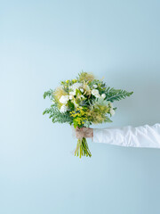 Fototapete - ブーケ、花束、プロポーズ、結婚、ブライダル、ウェディング、婚活、フラワーアレンジメント、コピースペース、広告、新郎、新婦、求婚、告白、プレゼント、差し出す、渡す、ギフト、花屋、手、顔なし、持つ、グリーン、ナチュラル、フローラル、透明感、美しい、クール、かっこいい、かわいい、おしゃれ、ファッション、カジュアル、シンプル、日本人、男性、デコレーション、コンテンポラリー、きれい、装飾、室内、壁、贈り物、