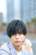 © metamorworks - 男性、日本人、おしゃれ、かっこいい、屋外、ファッション、カジュアル、ポーズ、座る、エステ、サロン、美容院、サロンモデル、ヘアカタログ、ユニセックス、ポートレート、Z世代、20代、若い、若者、メンズ、男性用化粧品、メンズコスメ、コスメ、化粧品、スキンケア、ビューティー、美肌、ナチュラル、イケメン、ハンサム、クール、キュート、色気、美男子、美青年、爽やか、透明感、アパレル、都会、都市、街、ストリートス