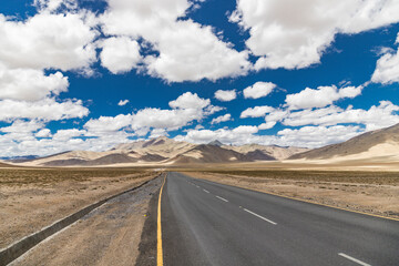 Wall Mural - A view of the beautiful himalayan mountains at moray plains, passing through the keylong-leh road, in Ladakh, India.