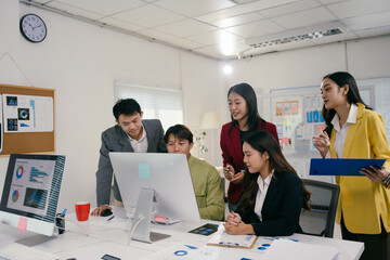 Poster - Five asian businesspeople collaborating on a project, analyzing charts and graphs on a computer screen in a modern office meeting room, enhancing teamwork and decision-making