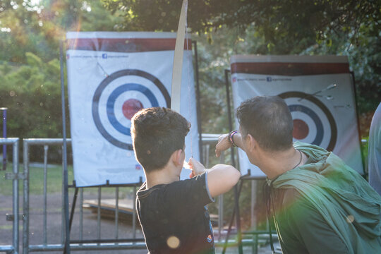 maestro y alumno practicando arquería un día soleado por la tarde. concepto de mentoría