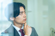 © metamorworks - ビジネスマン、男性、ビジネス、考える、会社員、眺める、展望、ビジョン、ガラス、オフィス、若い、人材、日本人、スーツ、一人、就職、転職、予測、見通し、疑問、悩み、検討、思考、プラン、計画、キャリア、見る、20代、仕事、サラリーマン、将来、未来、イケメン、働く、室内、経営、マネジメント、シリアス、真剣、会社、リクルート、ポートレート、コピースペース、企業、ロビー、社会人、課題、改革、アイデア、人物