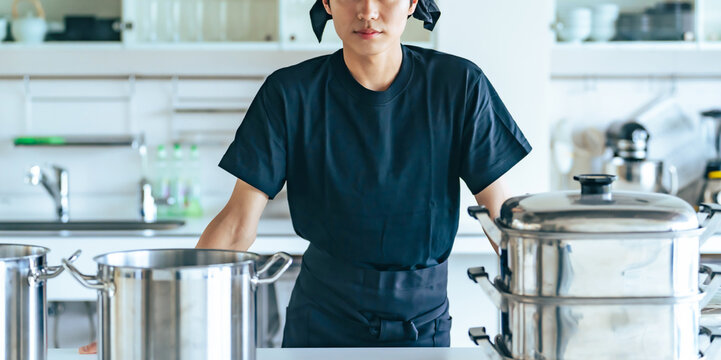 厨房、キッチン、男性、料理人、ラーメン屋、自信、カメラ目線、日本人、ラーメン、調理師、店舗、店内、Tシャツ、バンダナ、真剣、シリアス、アルバイト、店員、飲食店、やる気、こだわり、中華、レストラン、若い、20代、調理、料理、真面目、エプロン、鍋、食堂、働く、仕事、修行、独立、開業、暖簾分け、ポーズ、飲食業、グルメ、ポートレート、準備、上半身、スタッフ、職業、従業員、職人、店長、経営、人物