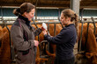 © S. Leitenberger - Formation d'une élève stagiaire de lycée agricole par une éleveuse de  vaches limousines. Vaccination contre la FCO avec le vaccin de la marque Bluevac