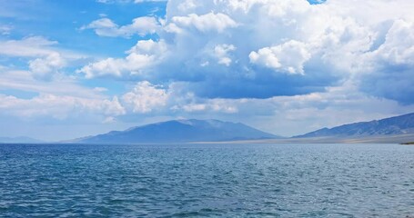 Canvas Print - Vast lake scenery on a cloudy day. Beautiful Sayram Lake natural landscape in Xinjiang, China.