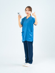 Aufkleber - 看護師、介護士、女性、全身、スマホ、スマートフォン、求人、いいね、おすすめ、サムアップ、合格、スクラブ、介護、看護、学生、若い、日本人、立つ、仕事、働く、医療、エステティシャン、病院、福祉、アルバイト、ヘルパー、理学療法士、受付、セラピスト、カウンセラー、クリニック、整体師、人材、ボランティア、元気、嬉しい、グッド、OK、資格、受験、当選、就職、歯科助手、衛生、歯科医、転職、切り抜き、白バック、コ