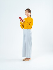 Aufkleber - スマホ、スマートフォン、女性、全身、アプリ、SNS、メール、検索、立つ、カジュアル、IT、DX、デジタル、データ、動画、タッチ、操作、ビジネスウーマン、ビジネス、投稿、モバイル、テクノロジー、ケータイ、携帯電話、ユーザー、格安、料金、キャンペーン、笑顔、ファッション、カラフル、インターネット、オンライン、web、回線、電波、通信、wi-fi、クラウド、日本人、コピースペース、白バック、ポートレート