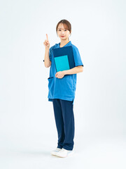 Aufkleber - 看護師、介護士、女性、全身、おすすめ、案内、指さす、クリニック、病院、誘導、ガイド、説明、セミナー、スクラブ、レクチャー、教える、レッスン、一番、ナンバーワン、指す、ポイント、注意、指摘、指示、指導、紹介、広告、福祉、整体師、マッサージ師、ヘルパー、ボランティア、ファイル、笑顔、仕事、アルバイト、健診、日本人、人材、求人、採用、資格、受付、歯科助手、理学療法士、医療事務、切り抜き、白バック、コピー