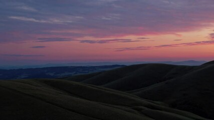 Aufkleber - Stunning sunset over rolling hills in a tranquil countryside landscape