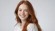 © picpics - Portrait jeune femme souriant heureuse longs cheveux roux taches rousseur fond blanc.