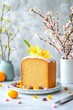 © Serjio - Tradición de Pascua con un delicioso pan de Pascua decorado en una mesa primaveral