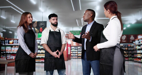 Poster - Store Manager In Supermarket Meeting With Team
