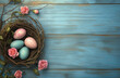 © zchris22 - Sfondo pasquale con assi di legno blu., uova di Pasqua e fiori. Spazio per testo o messaggio