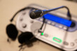© Chema DeA - Detalle de micrófonos y auriculares en una sala de traducción simultanea