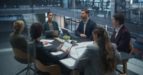 Fototapete - Director and Team Leaders Brainstorming Innovative Solutions in a Modern Glass Office. Male and Female Colleagues Generate Creative Ideas and Explore New Possibilities for Business Growth