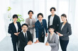 © metamorworks - ビジネス、ビジネスマン、ビジネスウーマン、ビジネスチーム、グループ、集合写真、会社員、チームワーク、大勢、オフィス、企業、サポート、スタッフ、テーブル、経営者、起業、スタートアップ、人材、仲間、パートナー、チーム、複数、多人数、アドバイザー、サービス、笑顔、カメラ目線、コピースペース、経営、マネジメント、世代、ミドル、部下、上司、採用、職場、スーツ、日本人、男性、女性、ビジネスパーソン、俯瞰、同僚