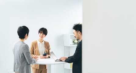 Aufkleber - ミーティング、ビジネスマン、ビジネスウーマン、ビジネス、会議、仕事、打ち合わせ、談笑、オフィス、グループ、チームワーク、会話、職場、明るい、元気、ポジティブ、女性、男性、日本人、チーム、ミドル、中年、会社員、企業、人材、仲間、同僚、商談、おしゃべり、ロビー、働く、ビジネスパーソン、笑顔、楽しい、モチベーション、笑う、おしゃれ、コピースペース、爽やか、中高年、カフェ、スタンドアップミーティング、スタ