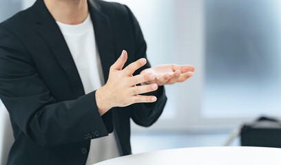 Aufkleber - インタビュー、話す、ミーティング、ビジネスマン、男性、討論、ビジネス、打ち合わせ、ジェスチャー、ろくろ、説明、手振り、身振り、手元、ボディパーツ、オフィス、会議、手、エグゼクティブ、経営者、社長、解説、コメント、表現、コピースペース、対談、面談、面接、熱弁、力説、説得、会話、日本人、スーツ、中年、ミドル、プレゼン、会社員、相談、アドバイザー、顧問、英会話、ボディーパーツ、台詞、ろくろ回し、営業、上
