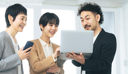 Poster - ミーティング、ビジネス、会議、ノートパソコン、会社員、男性、女性、映像、提案、見せる、画面、DX、ミドル、日本人、デザイナー、クリエイティブ、編集、PC、ICT、オフィス、会話、交渉、商談、見積もり、マーケティング、営業、同僚、仲間、パートナー、チームワーク、販売、プレゼンテーション、相談、スマホ、デジタル、デジタルトランスフォーメーション、IT、エンジニア、企業、人材、情報、自慢、データ、動画、