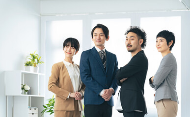 Aufkleber - ビジネスマン、ビジネスウーマン、チーム、ビジネス、ビジネスパーソン、グループ、チームワーク、同僚、オフィス、企業、会社員、カジュアル、仲間、協力、職場、並ぶ、笑顔、仕事、働く、スーツ、人材、自信、バナー、顧客、サービス、サポート、ビジネスシーン、ミドル、中年、部下、上司、経営者、社長、若い、世代、中堅、ベテラン、日本人、男性、女性、会社、30代、キャリア、40代、営業、サラリーマン、上半身、ポート