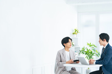 Poster - 打ち合わせ、会社員、会話、話す、ビジネスマン、ビジネス、オフィス、会議、男性、ミーティング、日本人、若手、若い、商談、交渉、人材、チームワーク、ロビー、イケメン、スーツ、カジュアル、企業、フリーアドレス、パートナー、上司、部下、Z世代、指導、新人、インターン、新入社員、採用、面談、質問、考える、面接、明るい、職場、笑顔、談笑、相談、ビジネスパーソン、説明、研修、顧問、税理士、弁護士、面会、二人、人