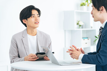 Poster - ビジネスマン、ビジネス、打ち合わせ、会社員、会話、話す、男性、オフィス、会議、ミーティング、日本人、若手、若い、商談、交渉、人材、チームワーク、ロビー、イケメン、スーツ、カジュアル、企業、フリーアドレス、パートナー、上司、部下、Z世代、指導、新人、インターン、新入社員、採用、面談、質問、考える、面接、明るい、職場、笑顔、談笑、相談、ビジネスパーソン、説明、研修、顧問、税理士、弁護士、面会、二人、人