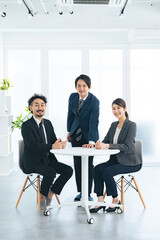 Aufkleber - ビジネスパーソン、チームワーク、グループ、ビジネスマン、オフィス、同僚、協力、人材、仕事、職場、会社員、サラリーマン、男性、女性、ビジネスウーマン、経営、マネジメント、室内、インテリア、会議、ミーティング、集合写真、職業、スーツ、ビジネス、コピースペース、広告、接客業、スタッフ、チーム、働く、世代、信頼、自信、団結、複数、プロフェッショナル、日本人、上司、部下、笑顔、会社、パートナー、サポート、サ